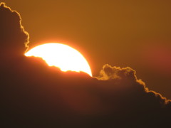 黒雲からの日の出