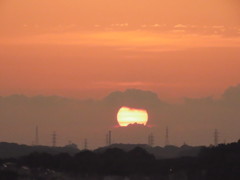 黒雲が太陽に噛みつく
