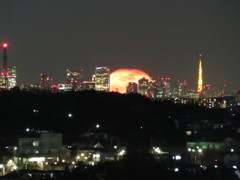 超高層ビルと月の出