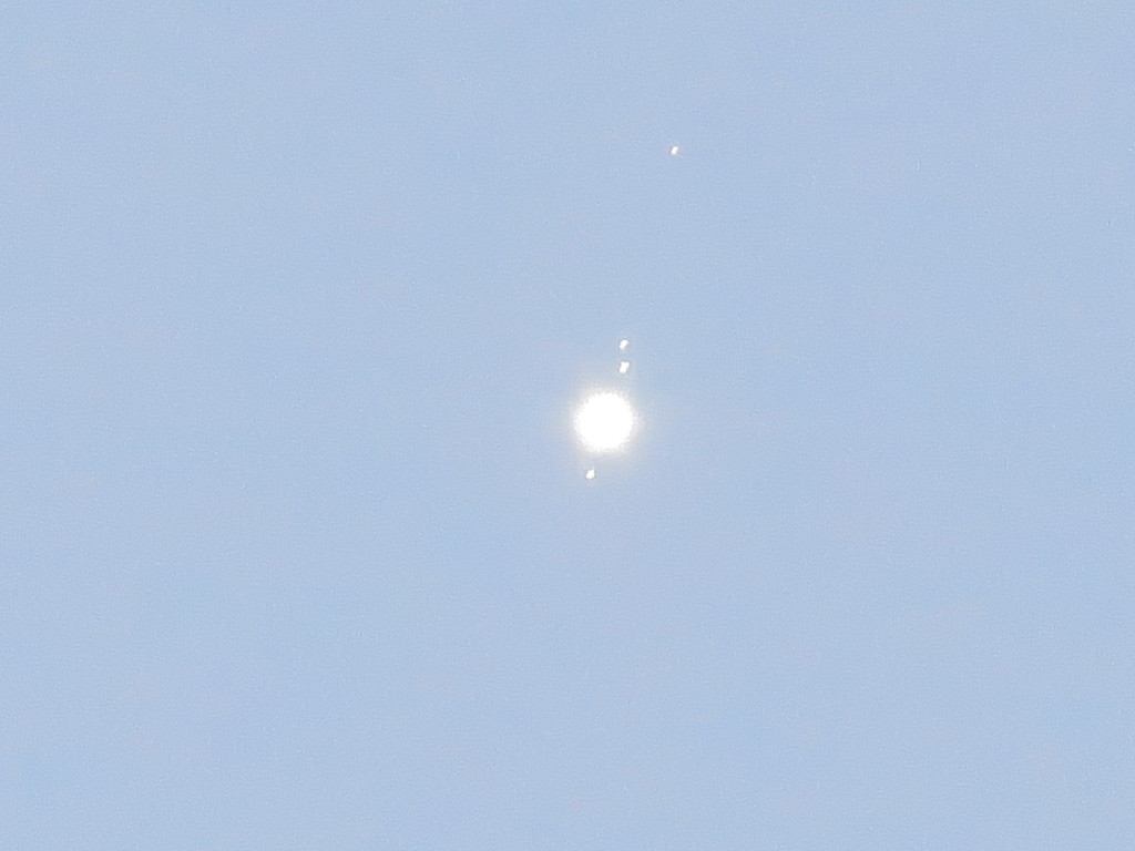 薄明時の木星と衛星