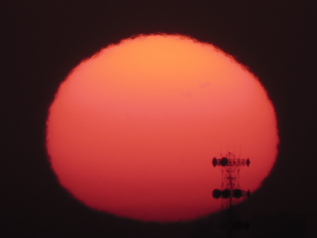 パラボラ中継塔と赤い太陽
