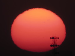 パラボラ中継塔と赤い太陽