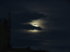 黒雲と満月