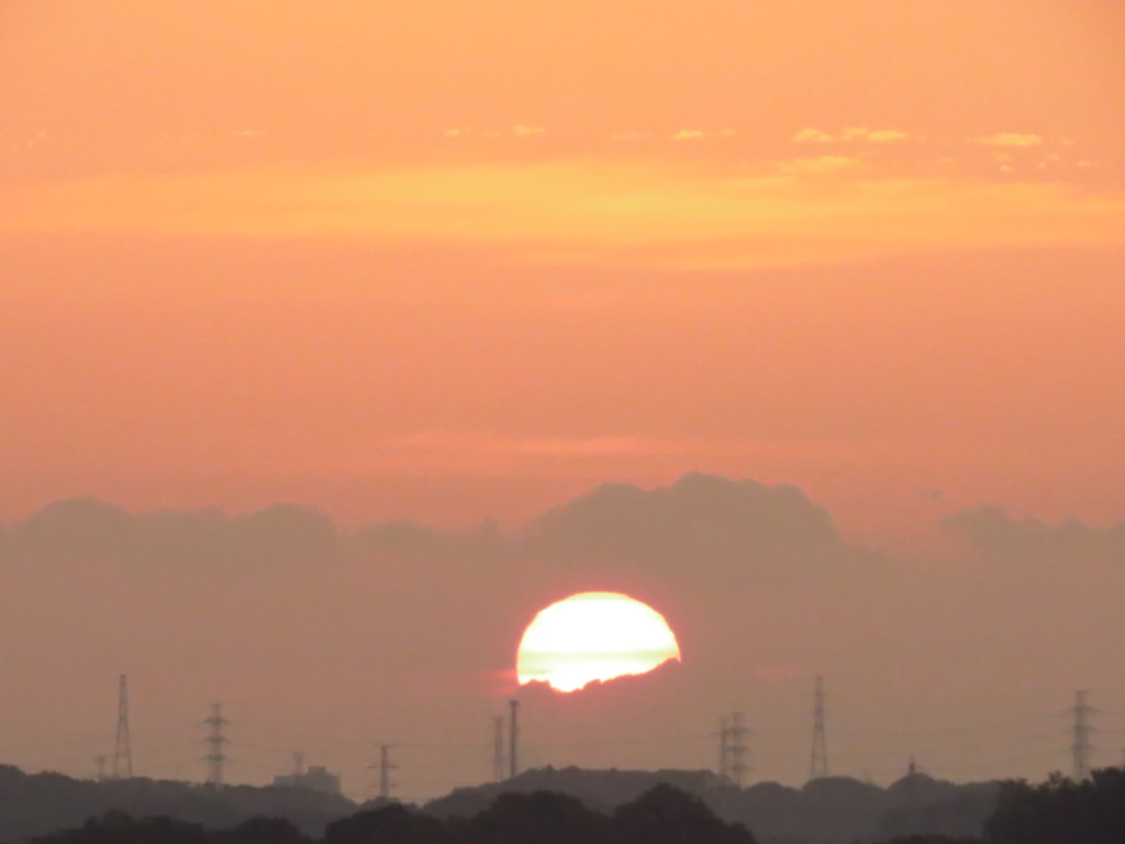 黒雲が太陽を抱く
