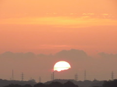 黒雲が太陽を抱く
