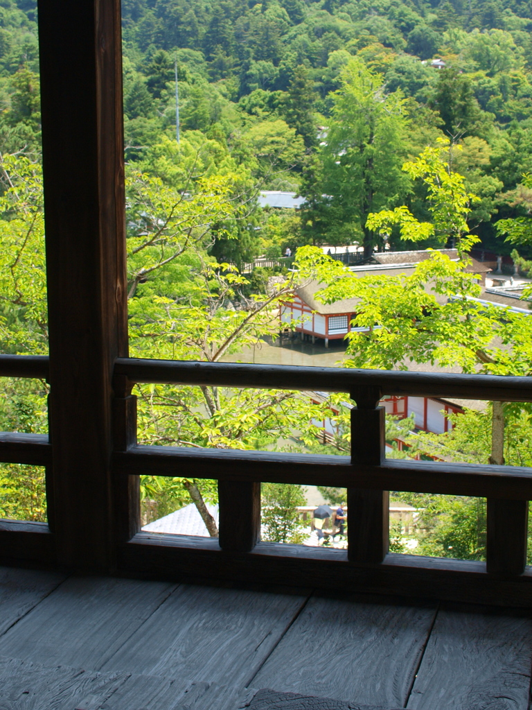 涼風の千畳閣より酷暑の厳島神社を望む