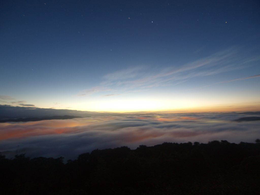 雲海の上の星空を眺める