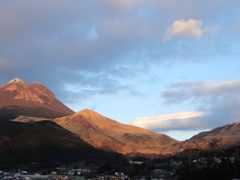 青空と夕焼けの由布岳