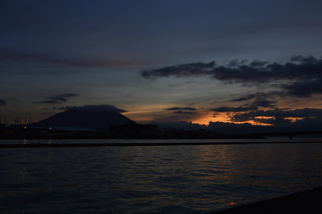 桜島１（夜明け前）