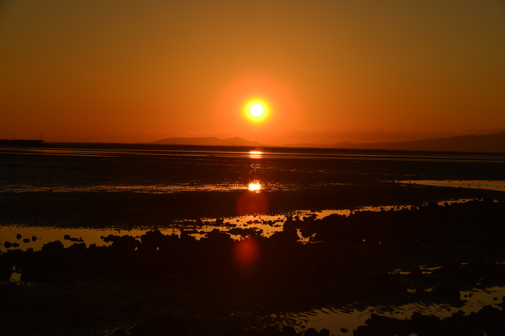 干潟に沈む夕日