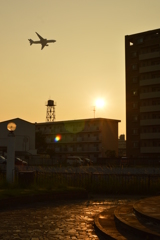 飛行機と夕日と