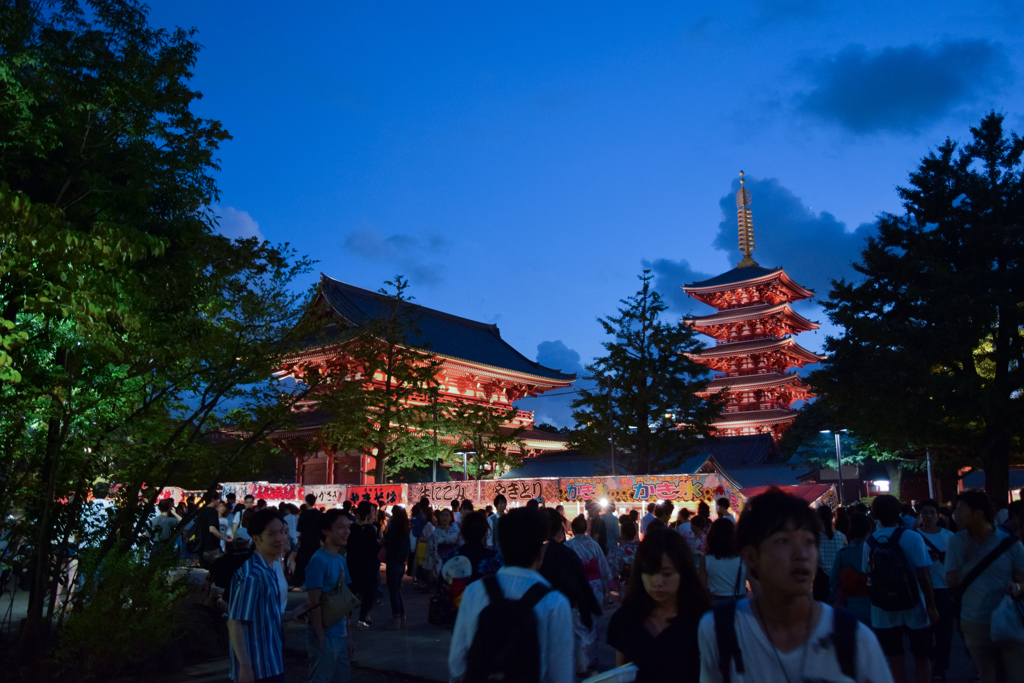 浅草寺と夜店