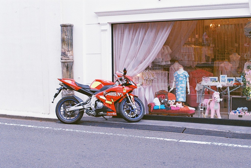 少女とオートバイ