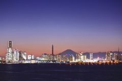 夕暮れ過ぎの横浜夜景と富士山