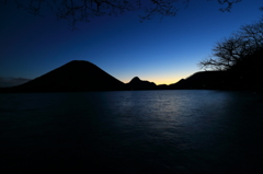 湖畔の夜明け