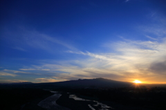 雲の隙間から