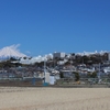 白亜の校舎と富士山