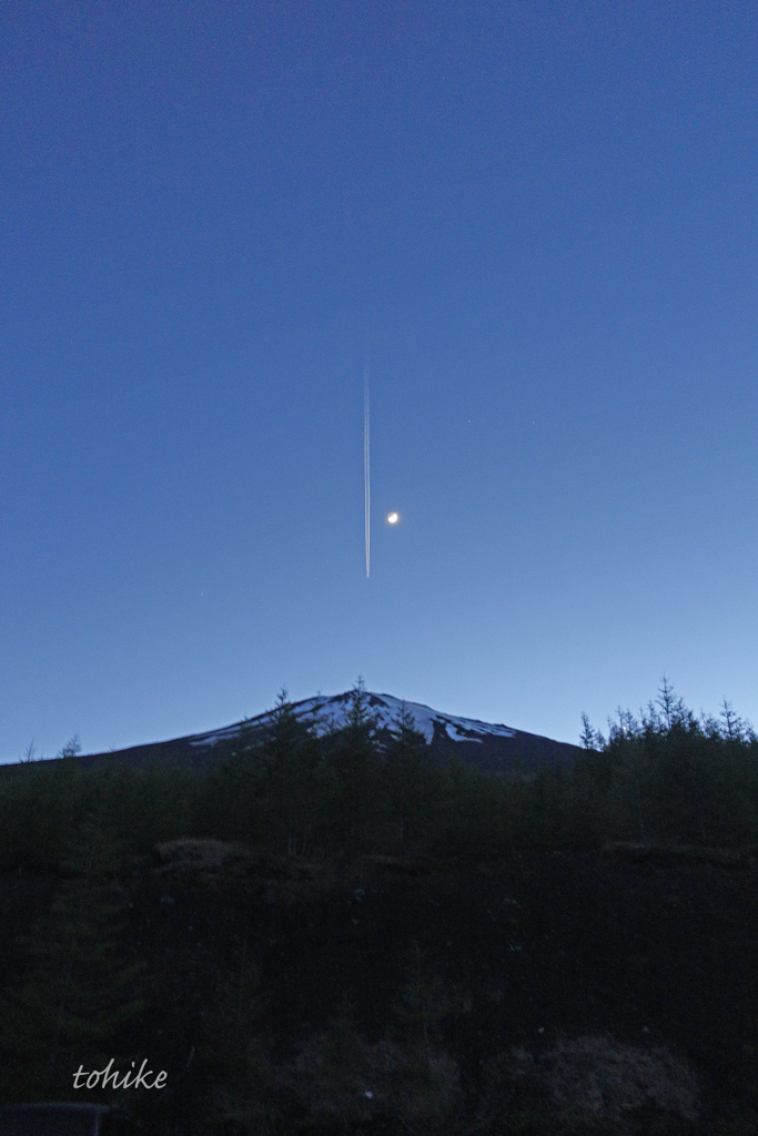 Vapor trail & Moon on Mt.Fuji