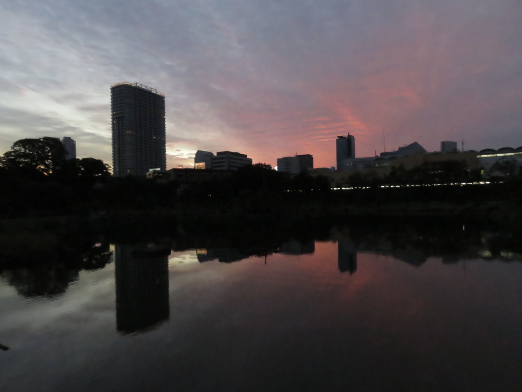水辺の夕焼け