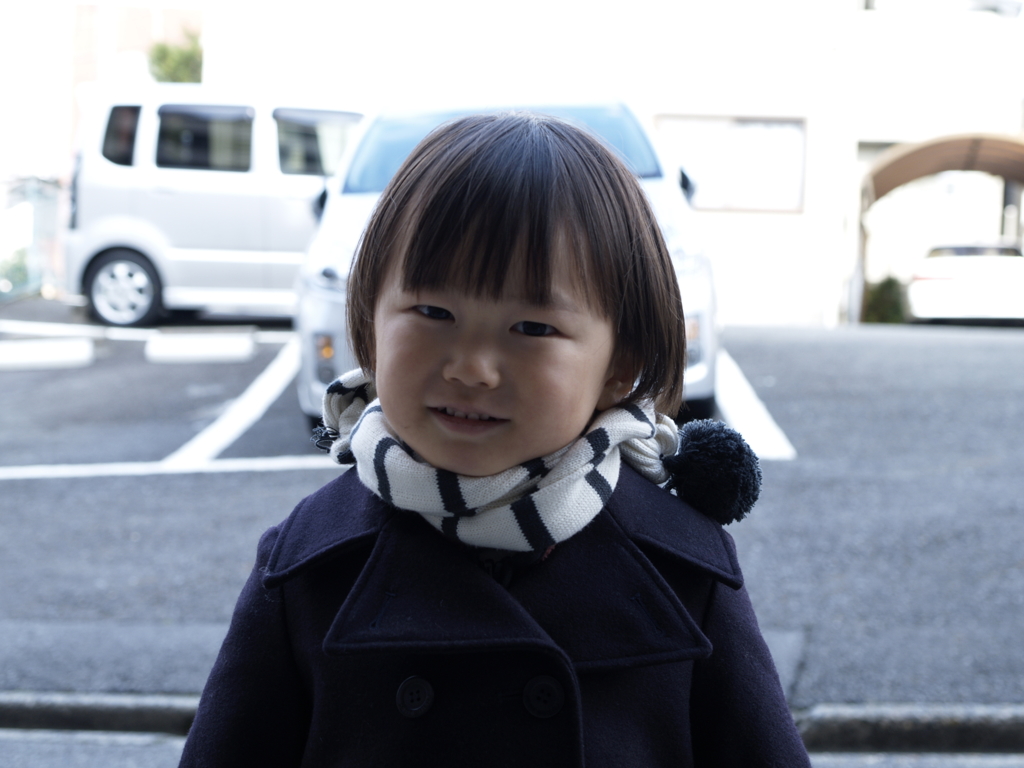 玄関の前で