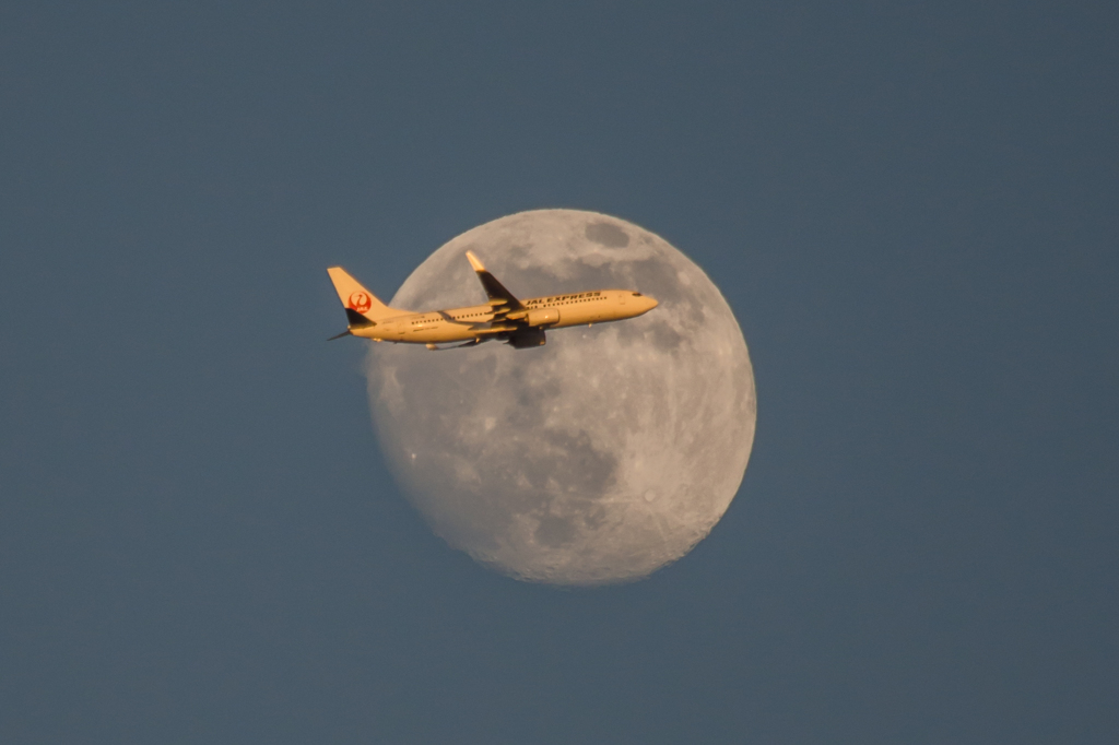 お月さまと飛行機と。