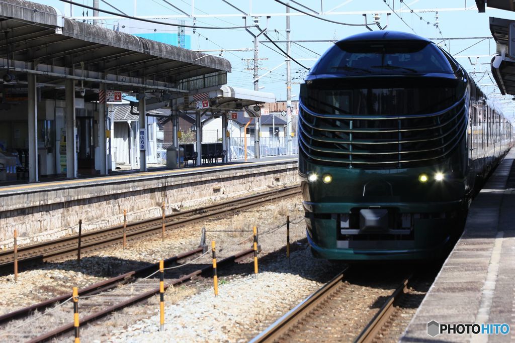 庭瀬駅を通過する　瑞風