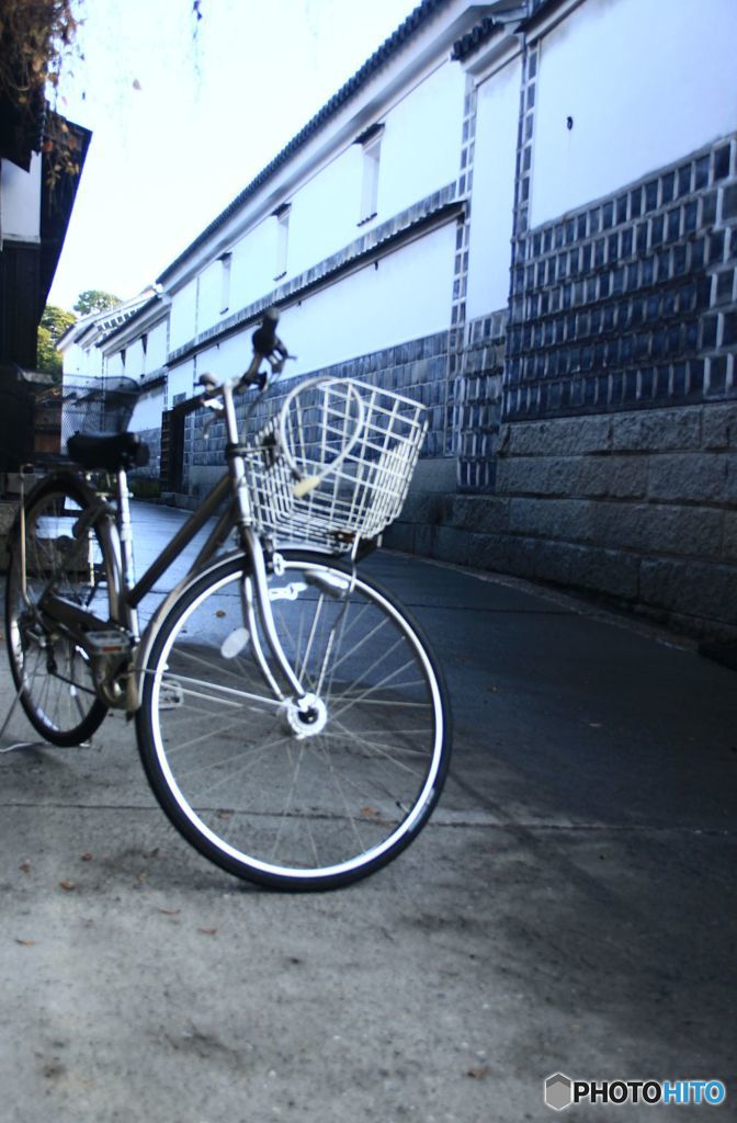 街角散歩　裏通りの自転車