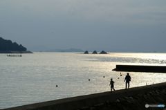 朝の海　親子連れ