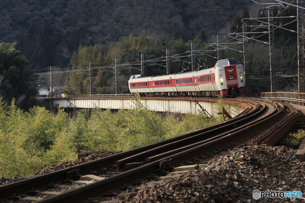 鉄橋を渡る　「やくも」