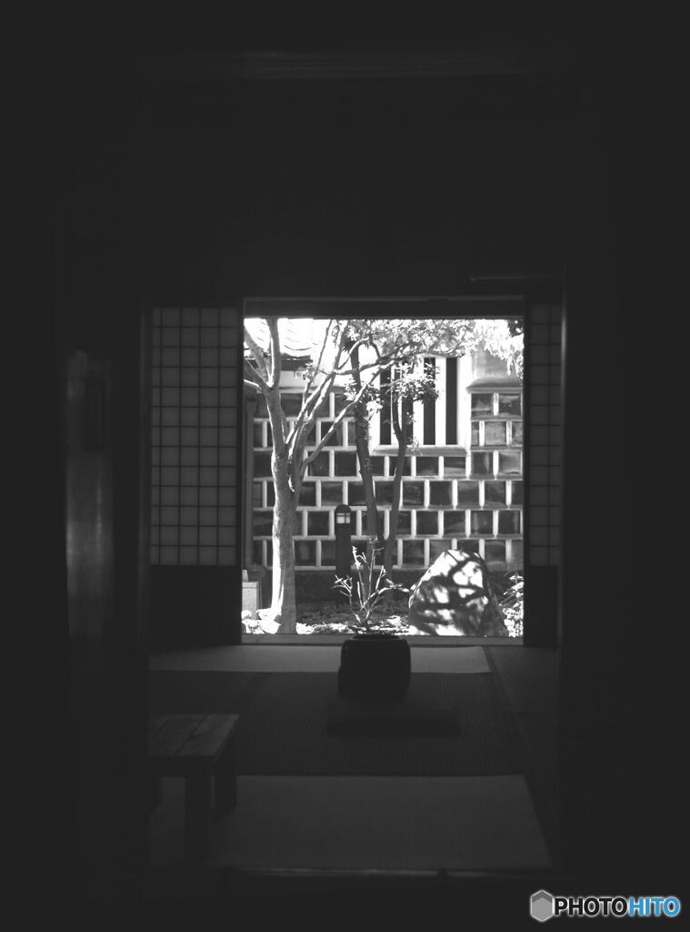 昔の回f船問屋の座敷から見る中庭