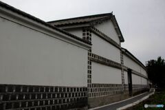 白壁沿いの小路