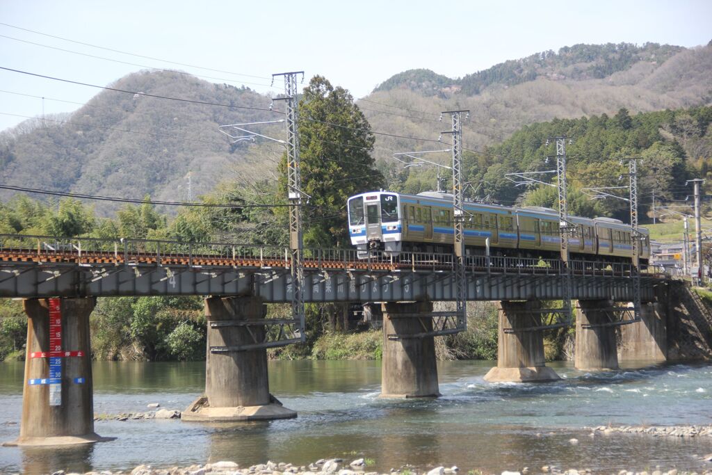 ２２１系　鉄橋を渡る　上り　普通電車