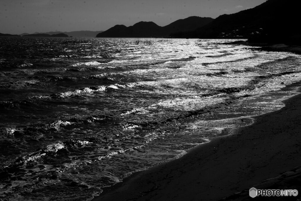 逆光の海