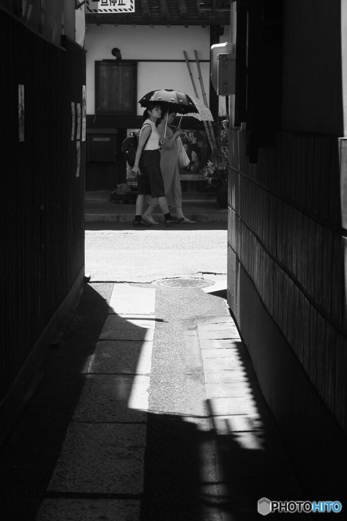 路地からメイン通りを見る
