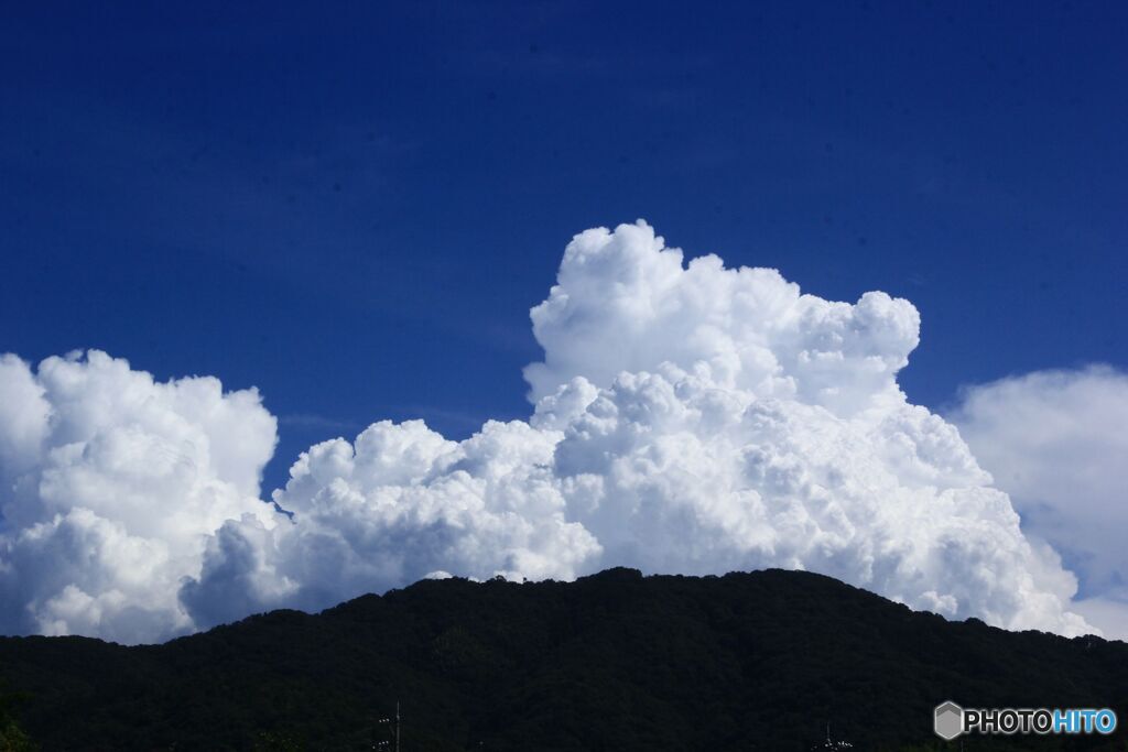 山の向こうの夏の雲