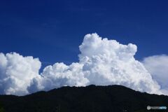 山の向こうの夏の雲