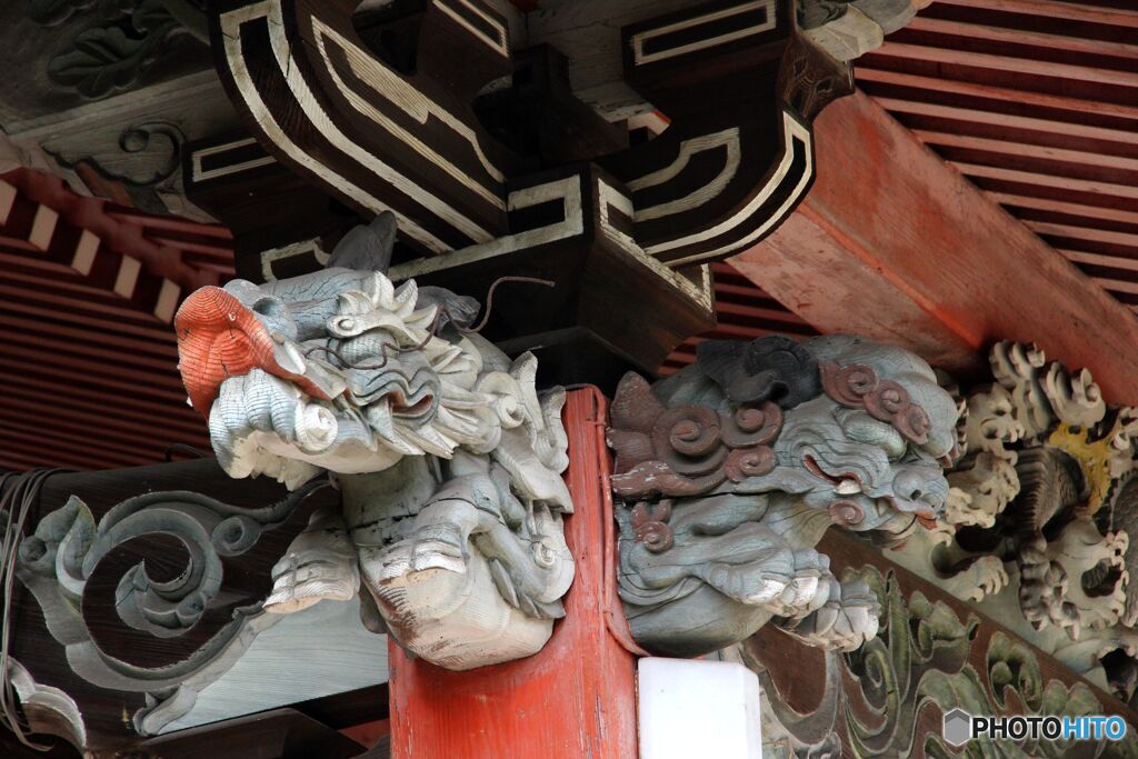 拝殿前の「右側柱の木鼻彫刻