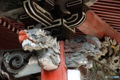 拝殿前の「右側柱の木鼻彫刻