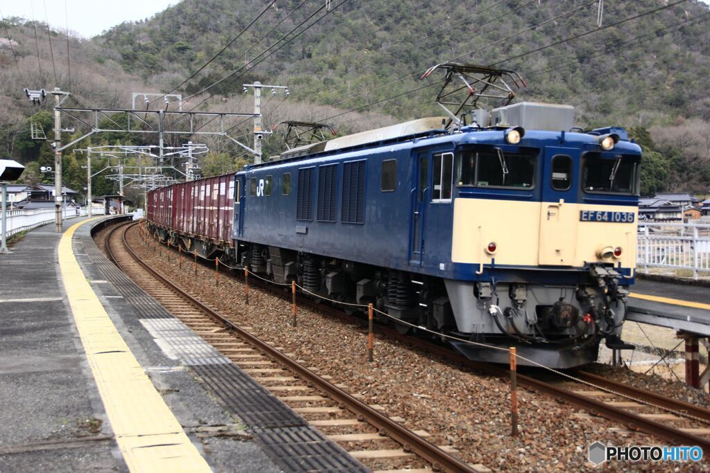 日羽駅を通過する　3082列車　EF64-10026