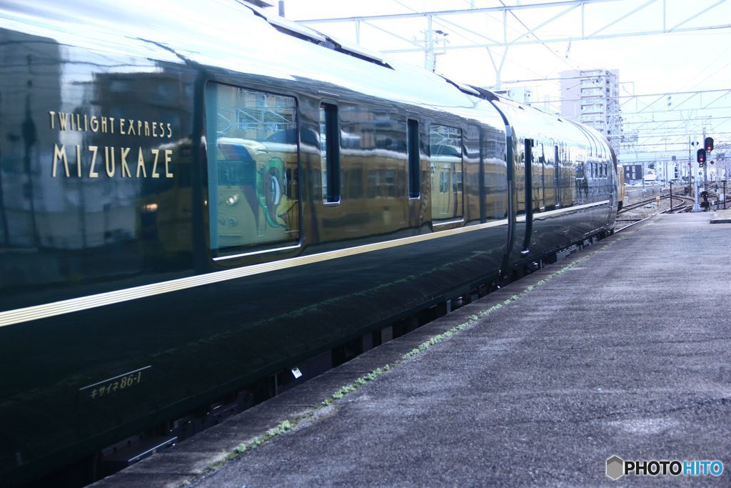 車体に列車が写る