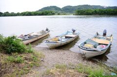 ご近所散歩　川べりの漁船