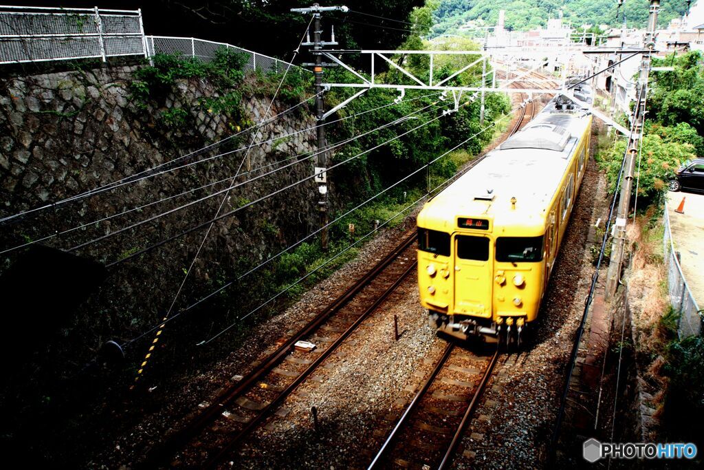 の上り普通列車　（稲荷神社への跨線橋から）