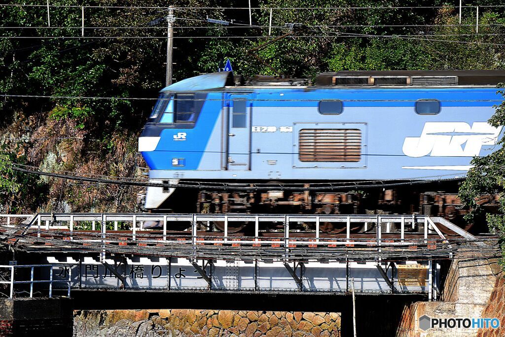 短い鉄橋を渡る　EF210