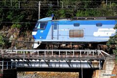 短い鉄橋を渡る　EF210