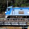 短い鉄橋を渡る　EF210