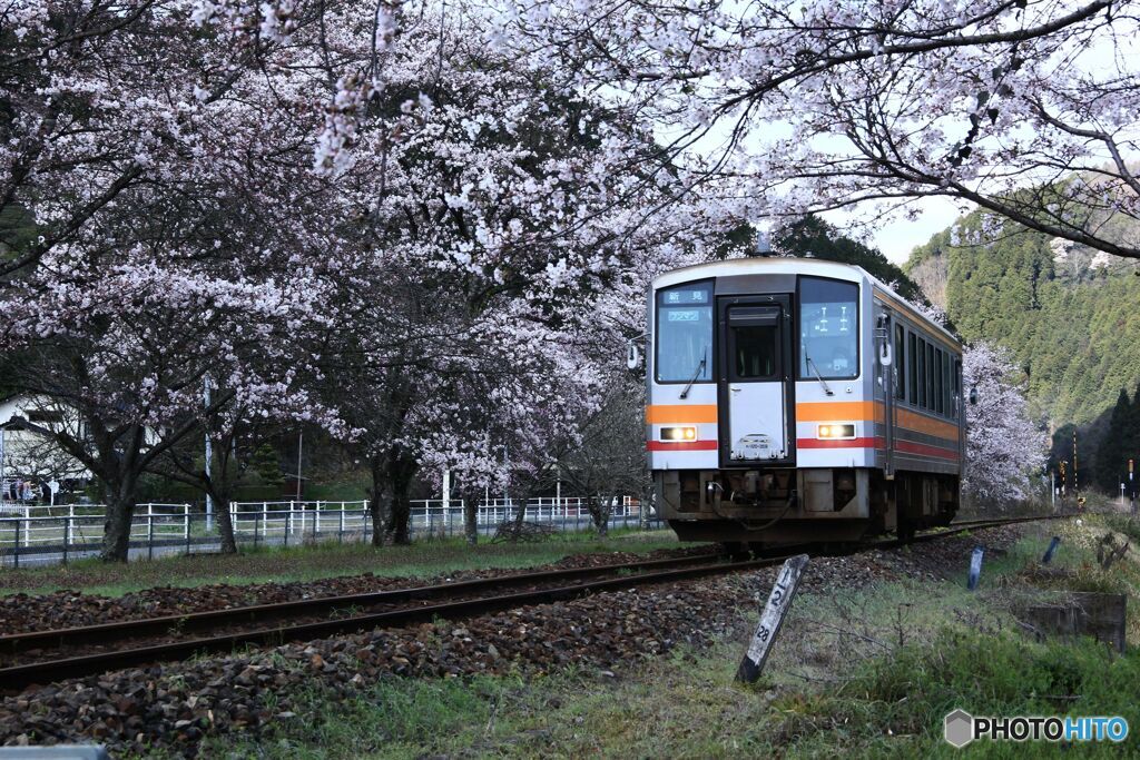 月田駅に入る　