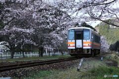 月田駅に入る　