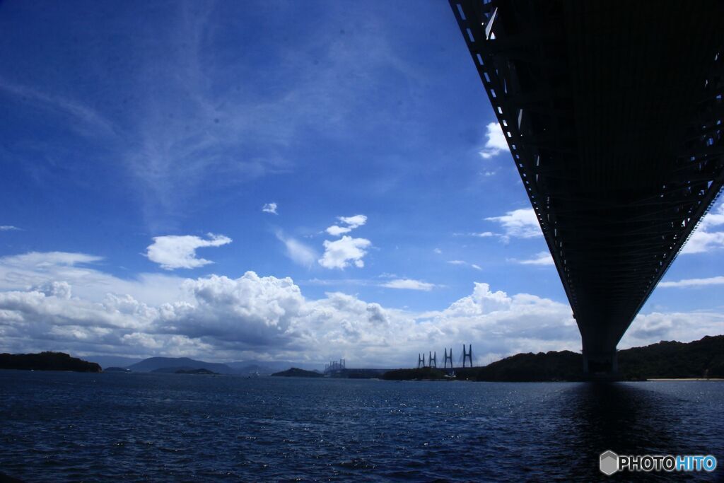 四国側は雲がいっぱい