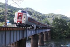 鉄橋を渡る　やくも　（１）