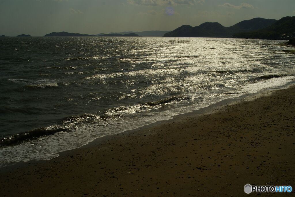 光る海